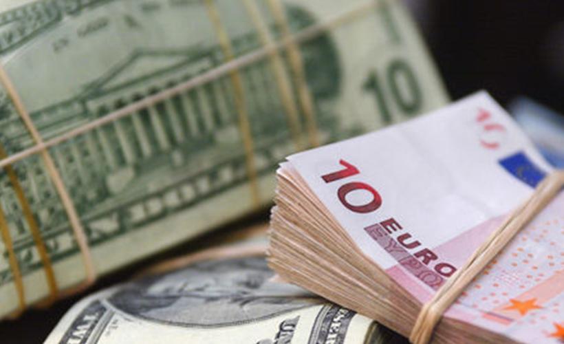 Scambio di soldi a uno sportello money transfer (archivio)