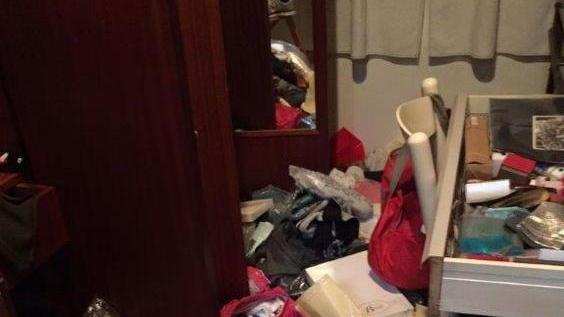 Casa devastata e danneggiata dal passaggio dei ladri