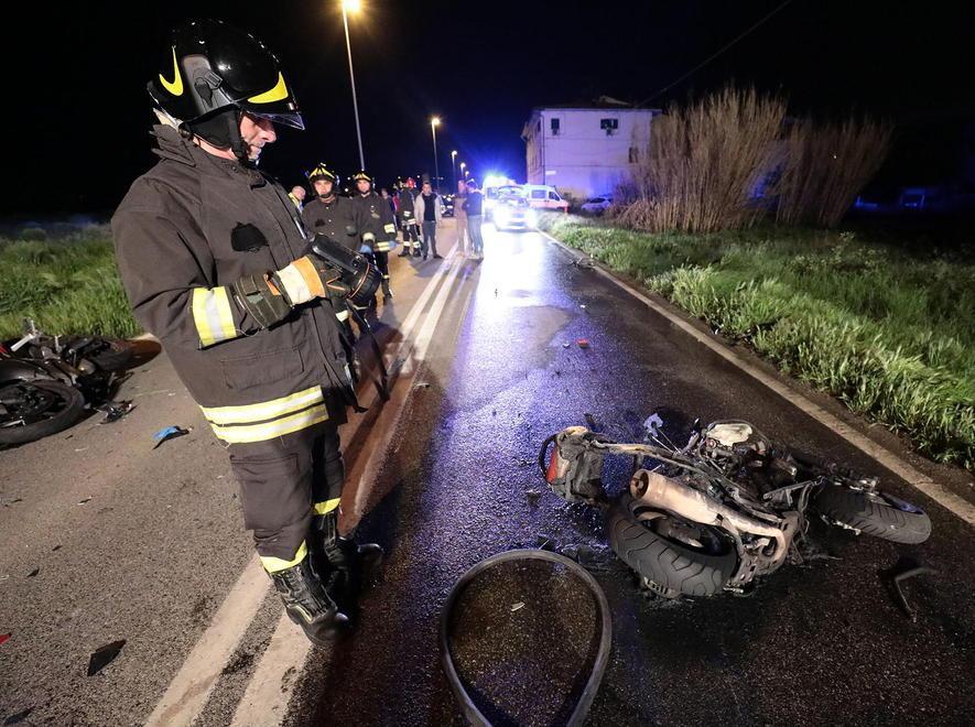 Quello che rimane della moto incendiata (foto agenzia Carlo Sestini)