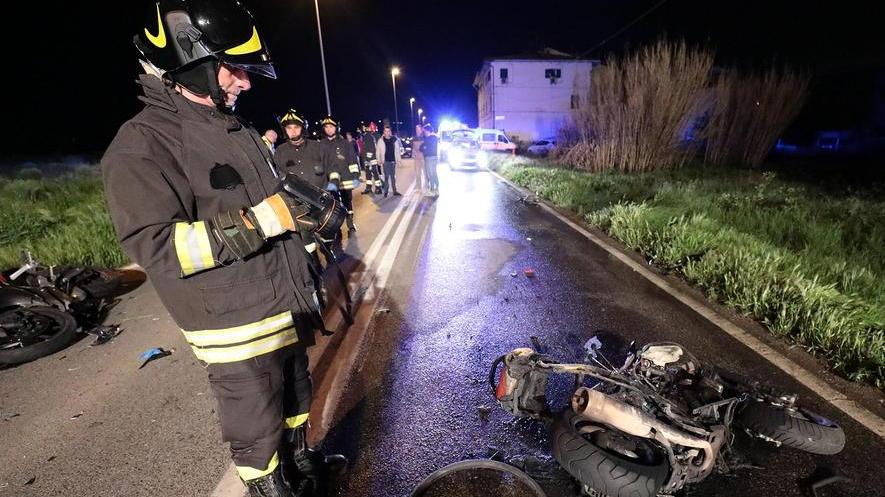 Quello che rimane della moto incendiata (foto agenzia Carlo Sestini)
