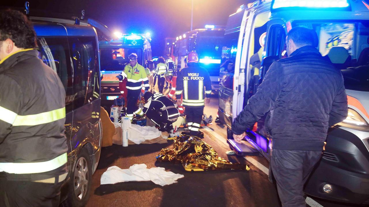 Feriti e soccorritori dello scontro frontale del 25 marzo in via Caduti muro di Berlino a Correggio