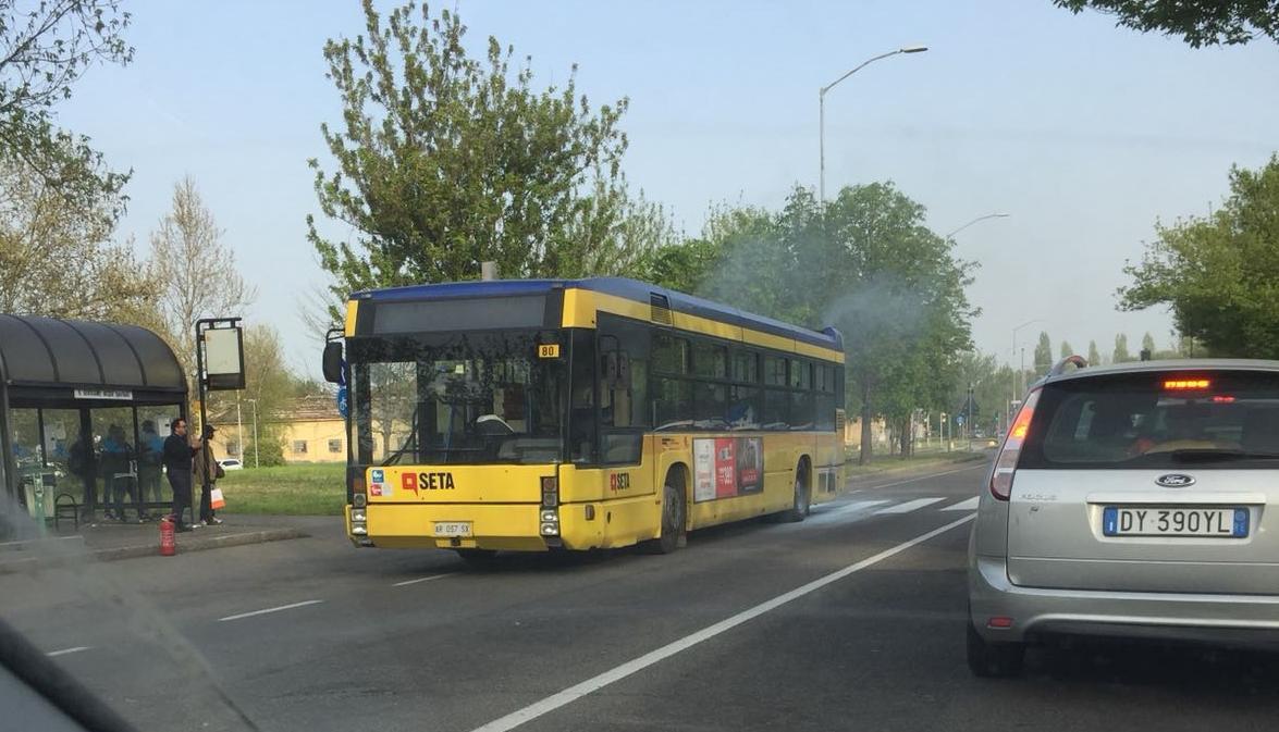Modena, fiamme sul bus 8: tutti salvi Il mezzo aveva ventidue anni 
