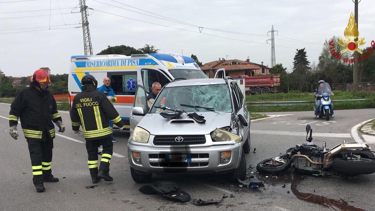 I mezzi coinvolti nell'incidente (foto dei vigili del fuoco di Pisa)