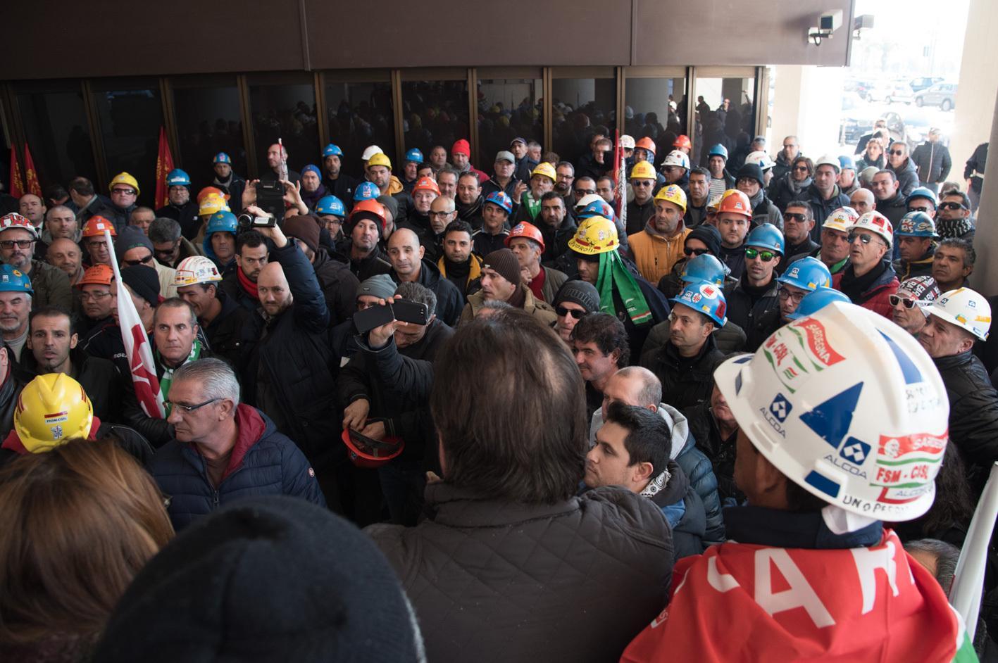 I lavoratori Alcoa in una manifestazione