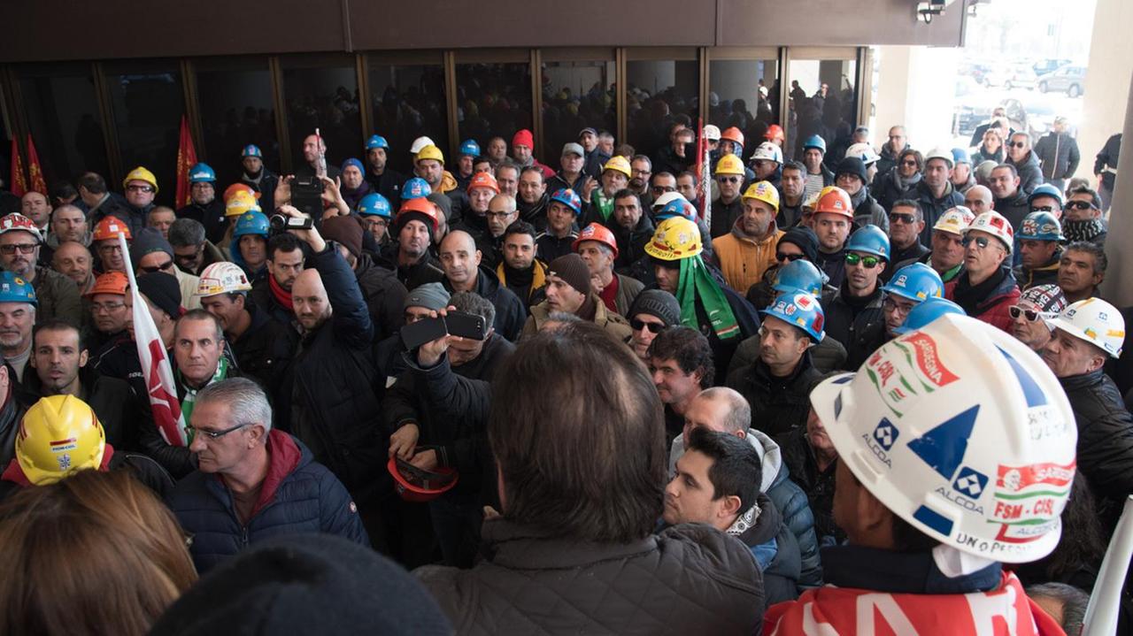 I lavoratori Alcoa in una manifestazione