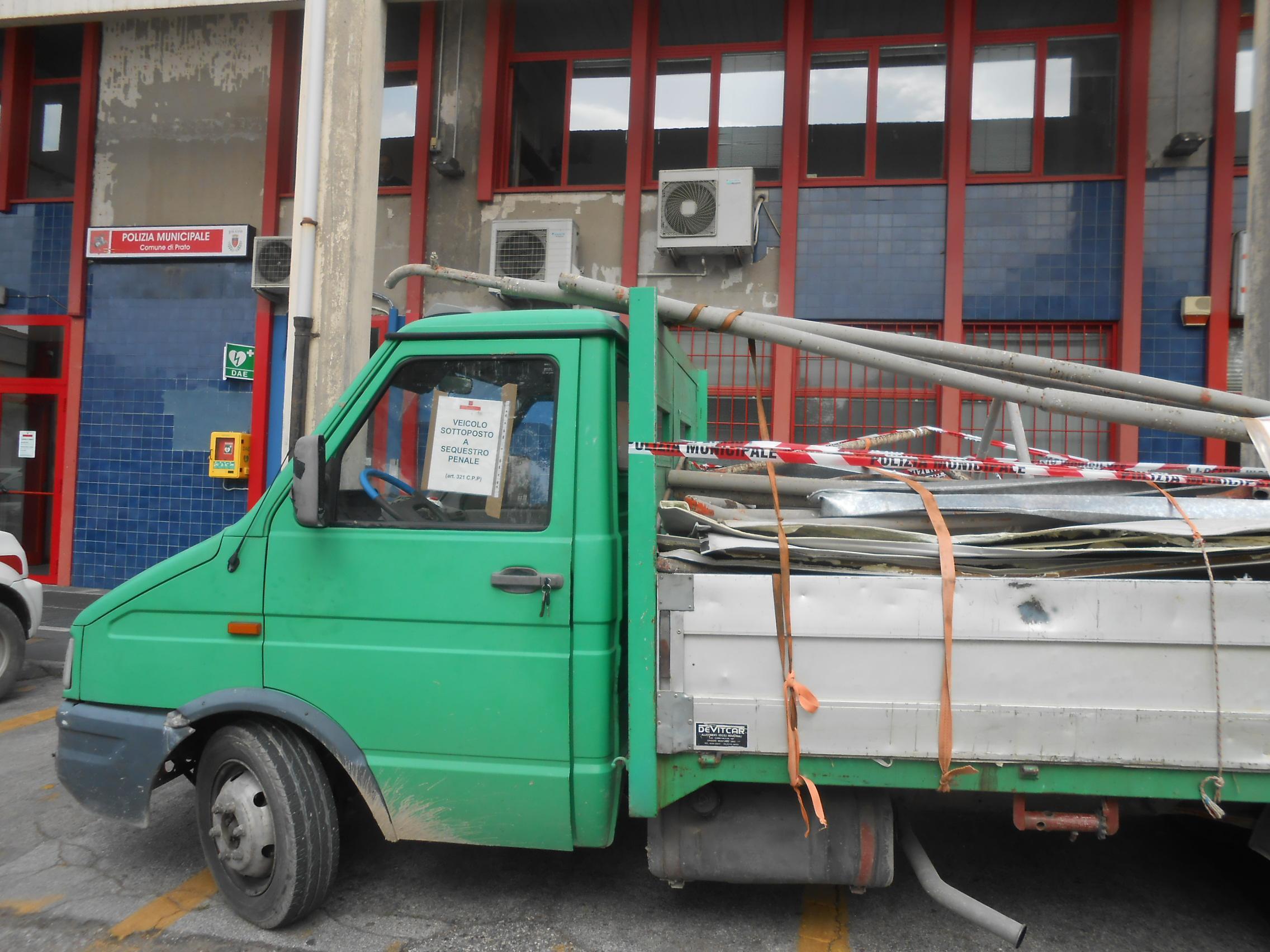 Il motocarro sequestrato