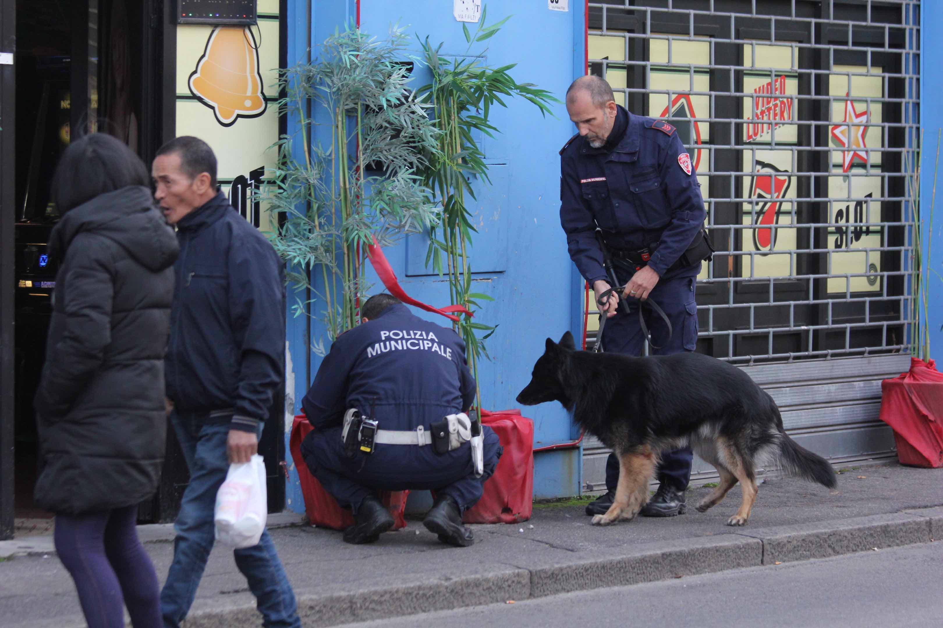 Controlli della Polizia municipale coi cani anti-droga (foto d'archivio)