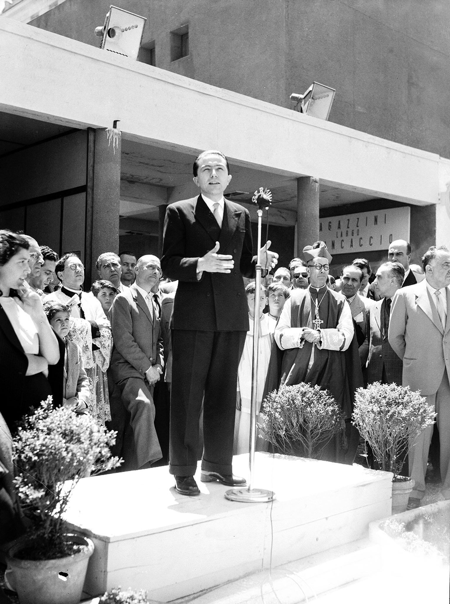 Un giovanissimo  Andreotti sottosegretario alla presidenza del consiglio inaugura piazzale Clodio a Roma