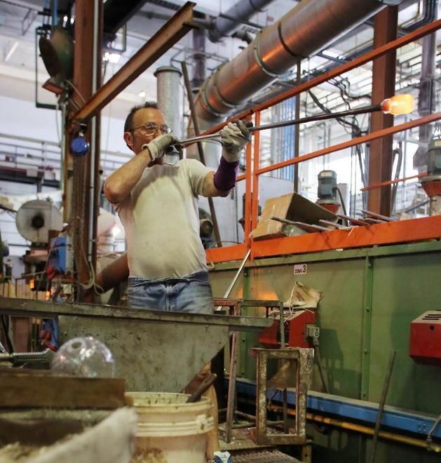 Un lavoratore della Aton Luce (Foto Agenzia Carlo Sestini)