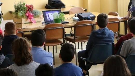 Vittima di bullismo, ragazzina costretta a cambiare scuola