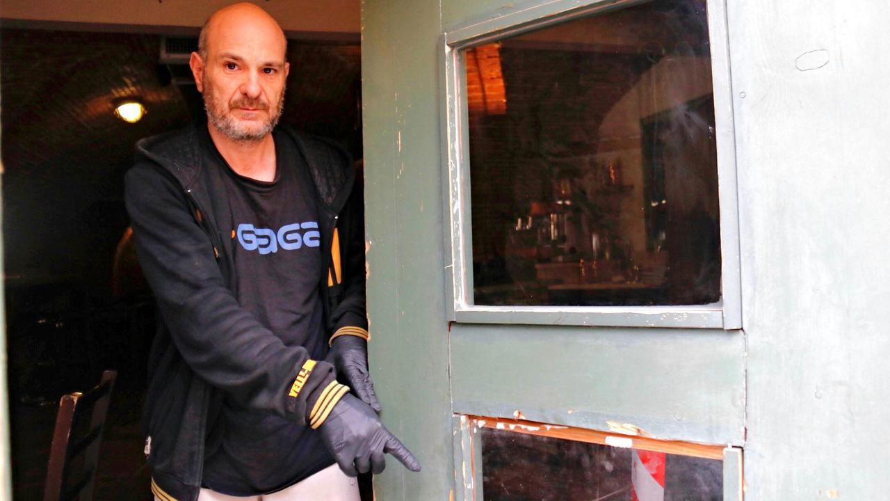 Scopre il ladro nel locale, minacciato con il coltello: "Ho pensato a mia figlia"