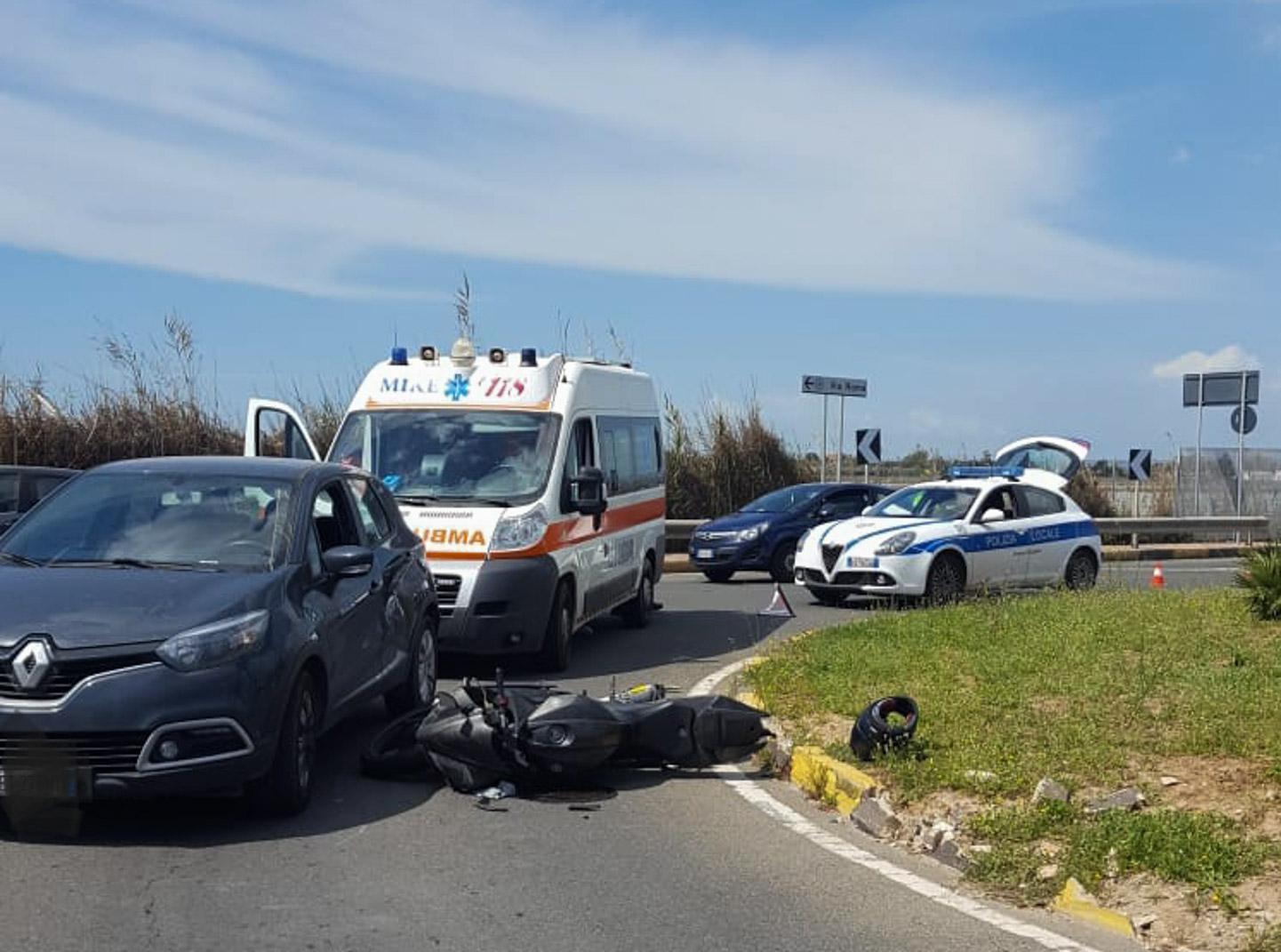 Schianto auto-moto al Poetto, ferito un 22enne 
