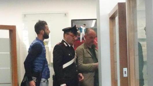 Bucano la parete e rapinano la banca
