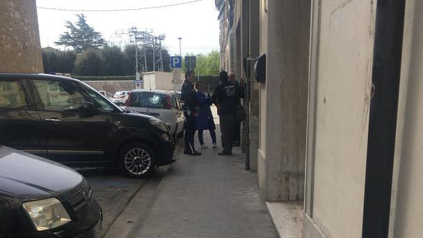 Lite per entrare alla mensa dei poveri