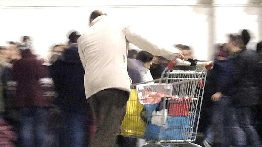Ristoratori esasperati dai venditori abusivi
