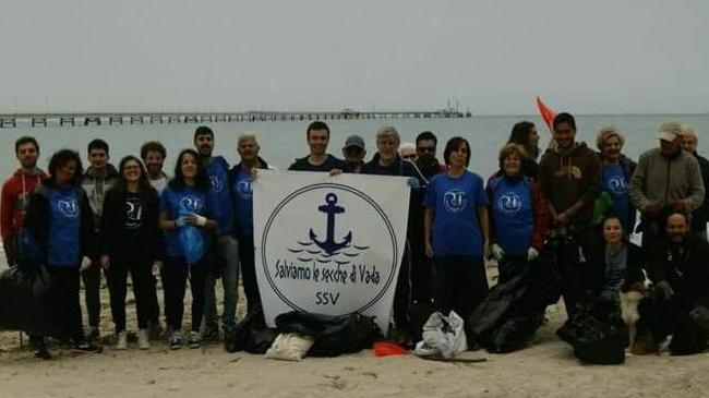 Lavoro di squadra per ripulire la sabbia dai cumuli di rifiuti