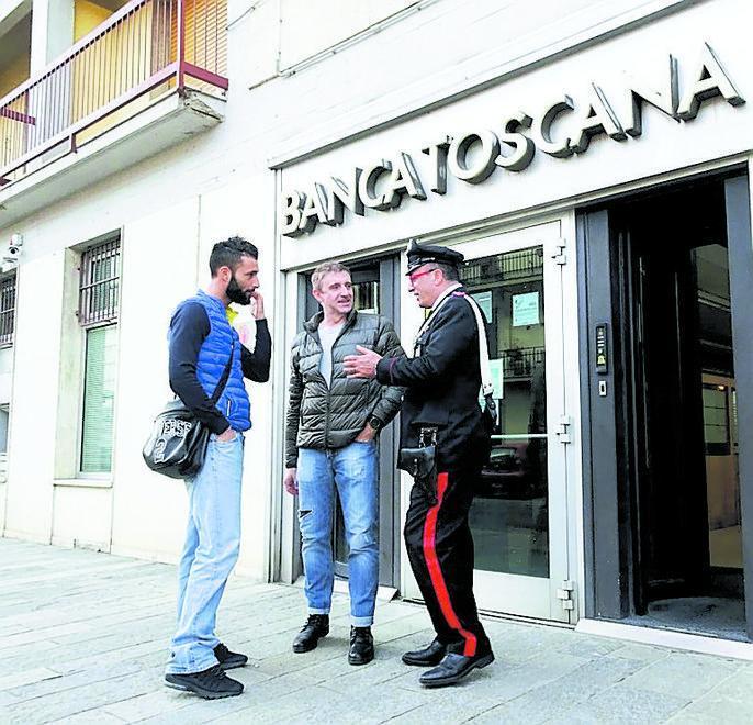 Bucano la parete nella notte e rapinano la banca in chiusura