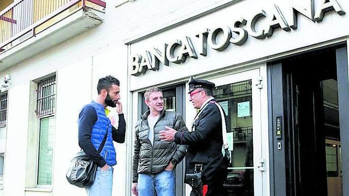 Bucano la parete nella notte e rapinano la banca in chiusura