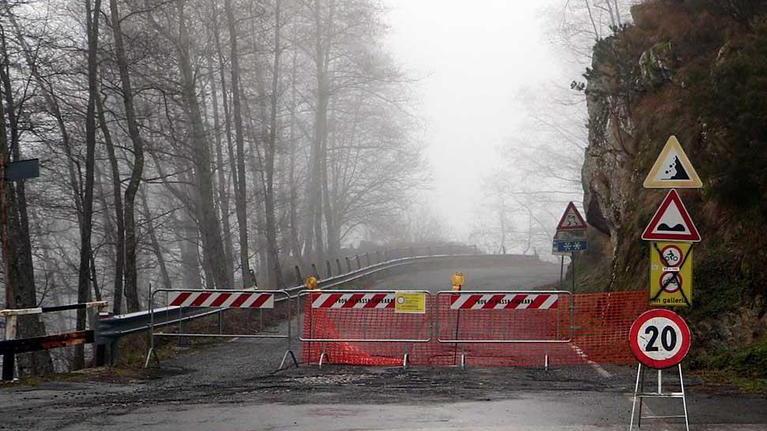 Due frane in quattro mesi ancora chiusa la Massa-Arni