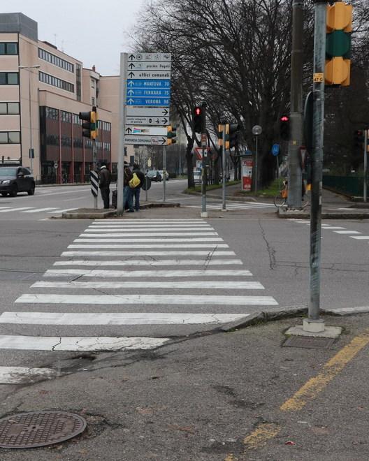 Ubriaco fugge e passa col rosso: bloccato