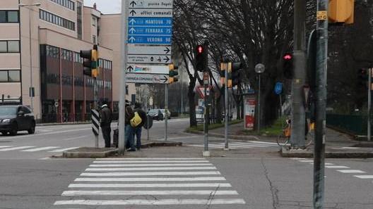 Ubriaco fugge e passa col rosso: bloccato