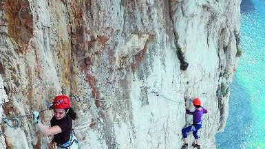 Dopo la chiusura della ferrata divampa la polemica