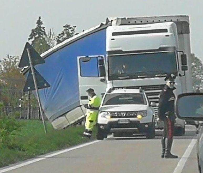 Ancora un camion fuori strada in zona Giovannina