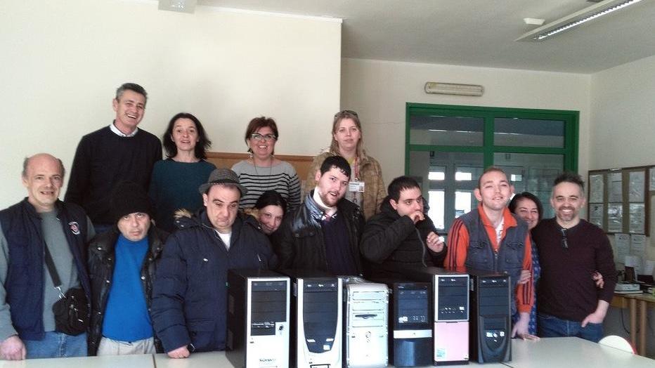 Sei computer rigenerati consegnati alla scuola “I gelsi”
