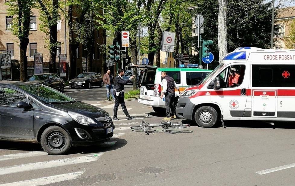 Ciclista travolto sulle strisce in viale Piave 