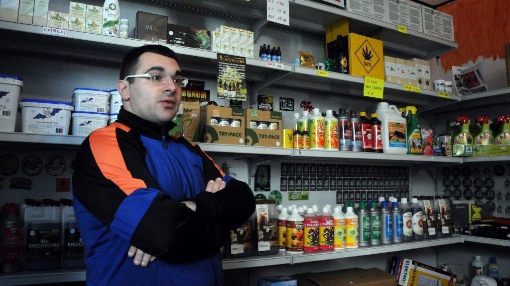 Il titolare dello smart shop Giuseppe Canu (foto Massimo Locci)