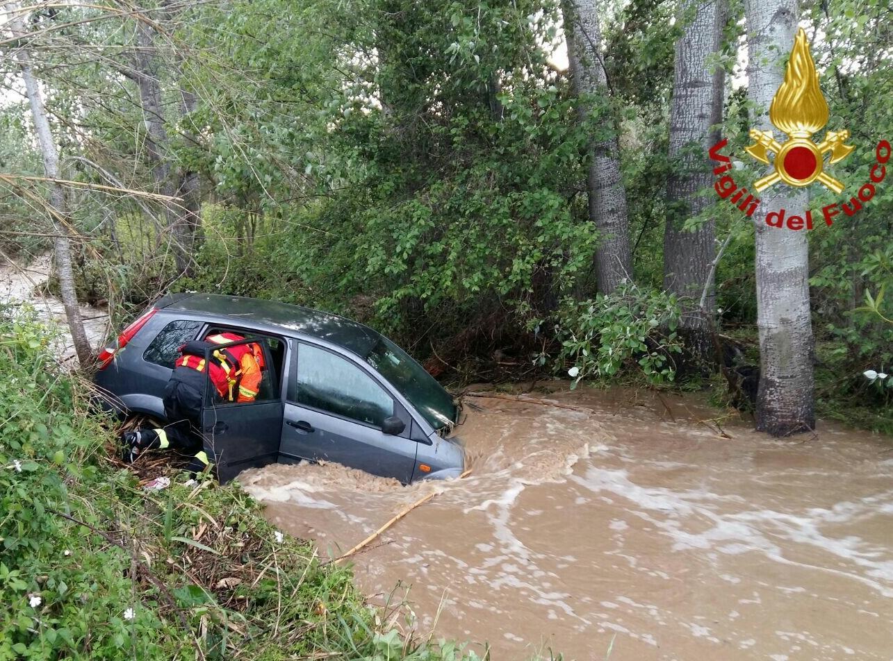 Tenta di guadare un ruscello, ma l'auto viene travolta dall'acqua: salvato dai vigili del fuoco 