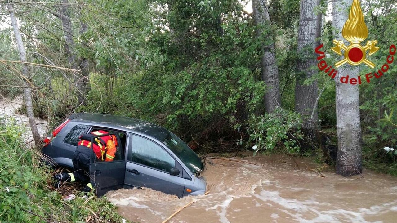 Tenta di guadare un ruscello, ma l'auto viene travolta dall'acqua: salvato dai vigili del fuoco 