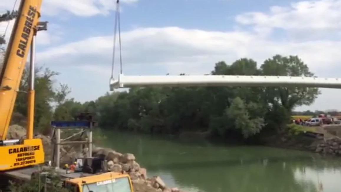 La posa del ponte sull'Ombrone (foto da Facebook dal video di Alberese Info Web page)