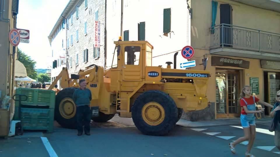 L'ingegnosa trovata di Montese che ha posizionato le ruspe ai varchi d'accesso
