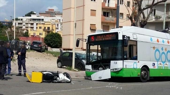 La moto a terra dopo essere finita sul bus (foto mario rosas)