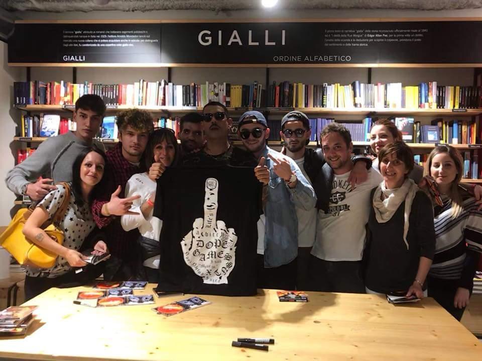 L'incontro della famiglia con il rapper Narcos, al centro con la maglietta 