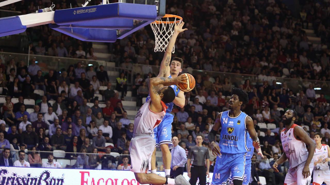 La Grissin Bon batte Cremona 91-84 e tiene viva la speranza playoff