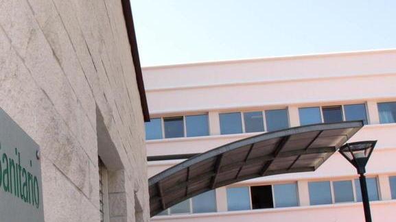 Evade dagli arresti domiciliari e minaccia le impiegate Asl