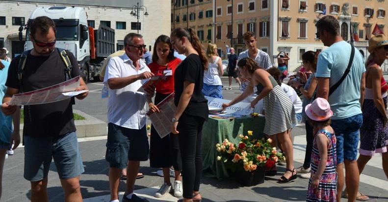 Arrivano i croceristi e gli alunni li accolgono