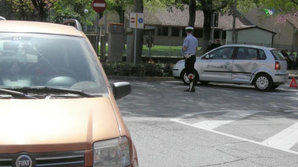Una mancata precedenza causa un incidente in centro