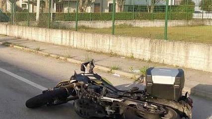 Auto travolge moto, 50enne grave