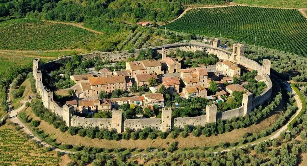 La corona di torri icona del Medioevo 