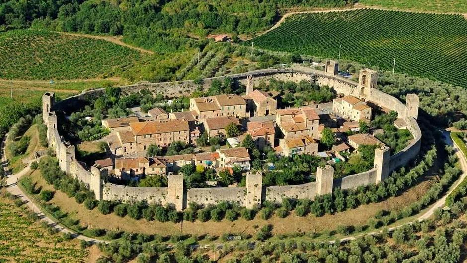 La corona di torri icona del Medioevo