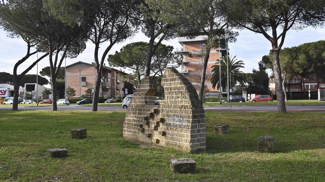 I resti di una delle opere del Boschetto degli Artisti a Grosseto (foto Agenzia Bf)