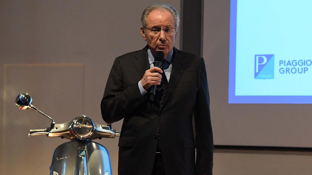 Roberto Colaninno con la Vespa elettrica