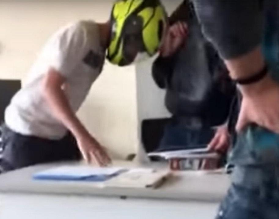 Un fotogramma di uno dei video fatti in classe: lo studente col casco colpisce il docente
