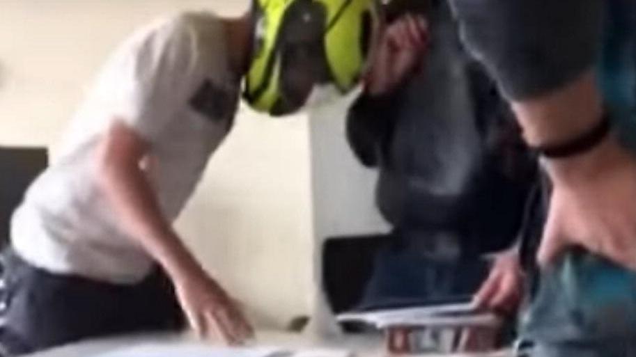 Un fotogramma di uno dei video fatti in classe: lo studente col casco colpisce il docente