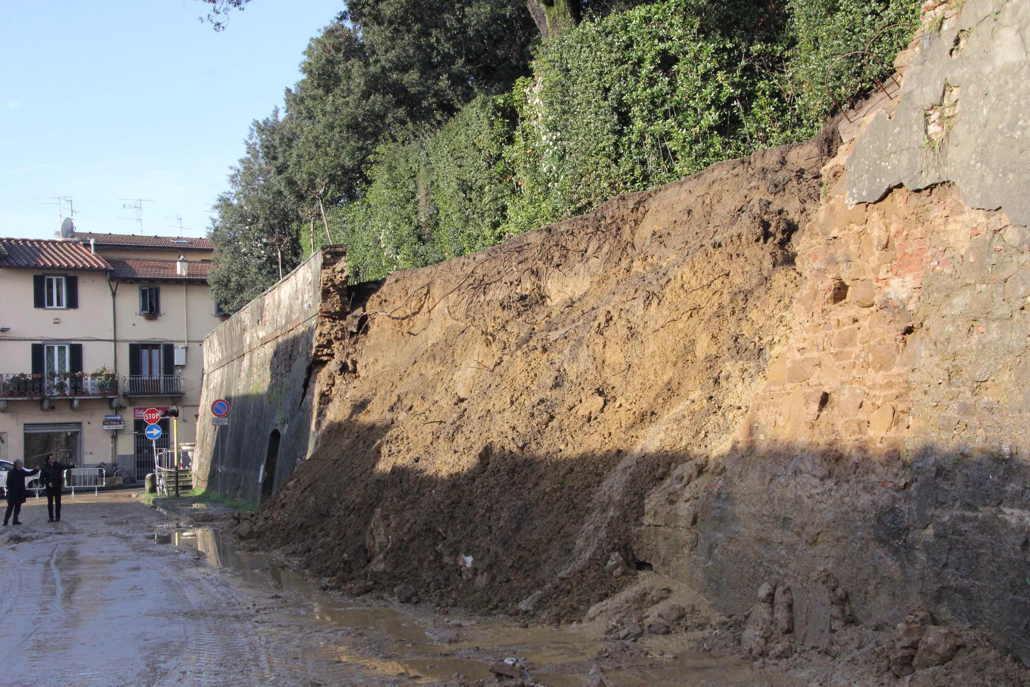 Il muro della Villa Medicea di Poggio alcuni giorni dopo il crollo (foto d'archivio)