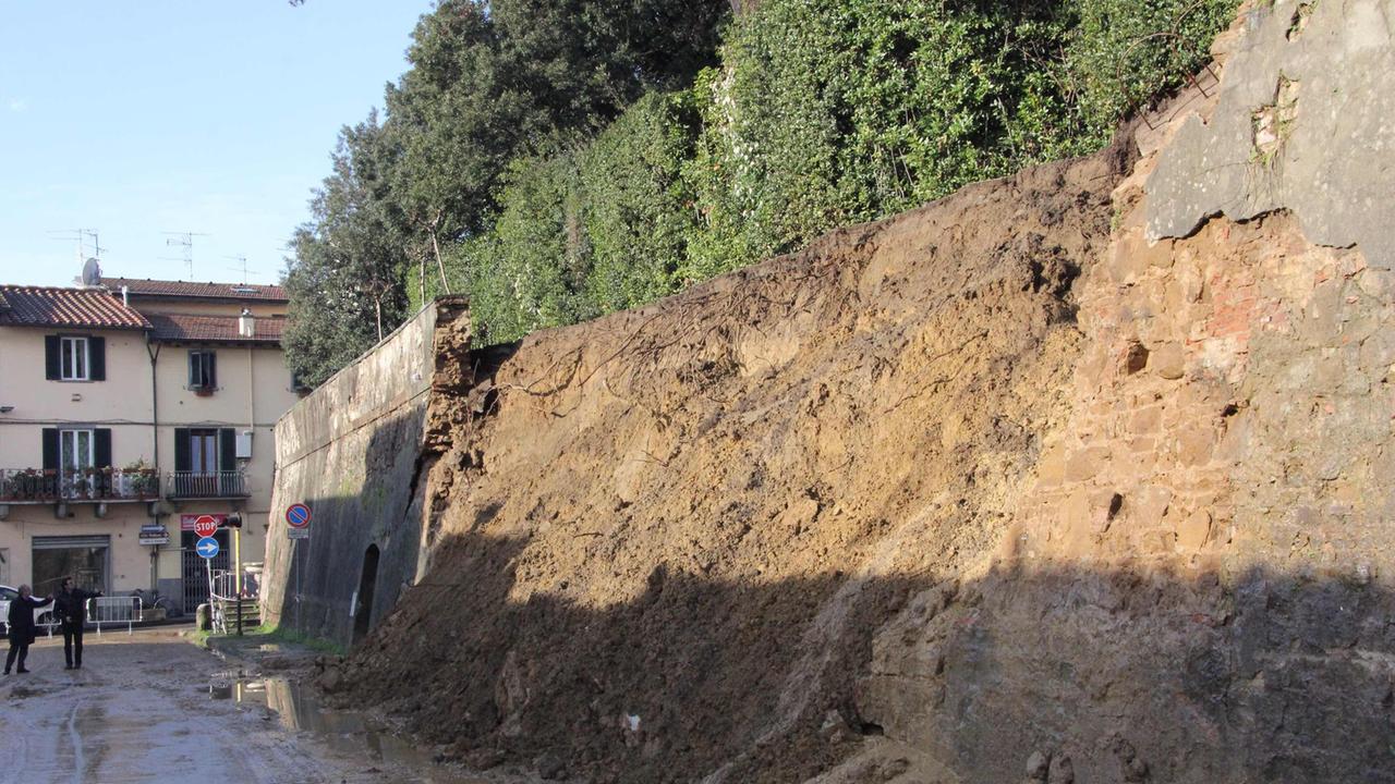 Il muro della Villa Medicea di Poggio alcuni giorni dopo il crollo (foto d'archivio)