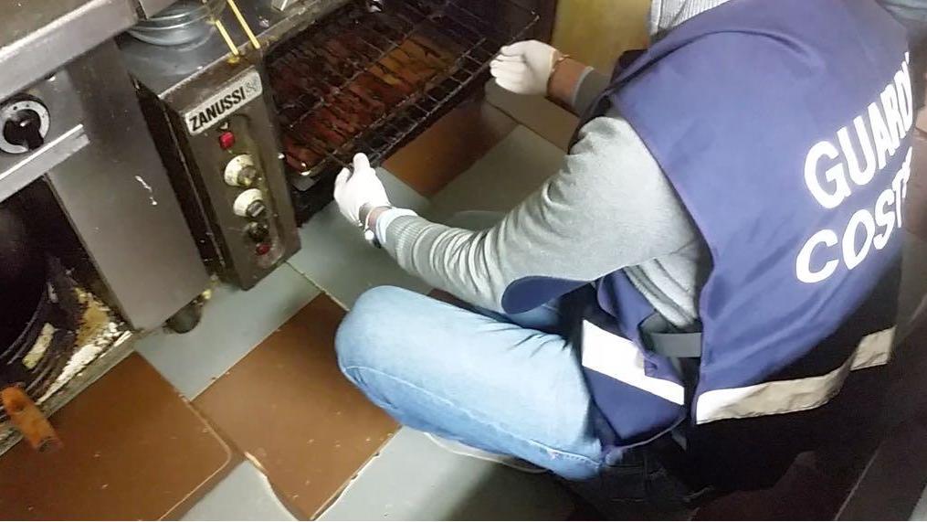 Scarsa igiene e pesce ricongelato: multati due ristoranti etnici